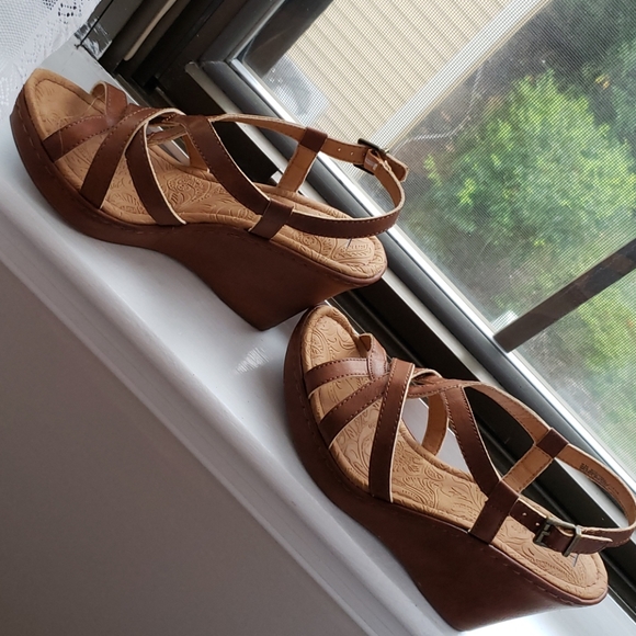 Cute brown wedge heels - Picture 2 of 3